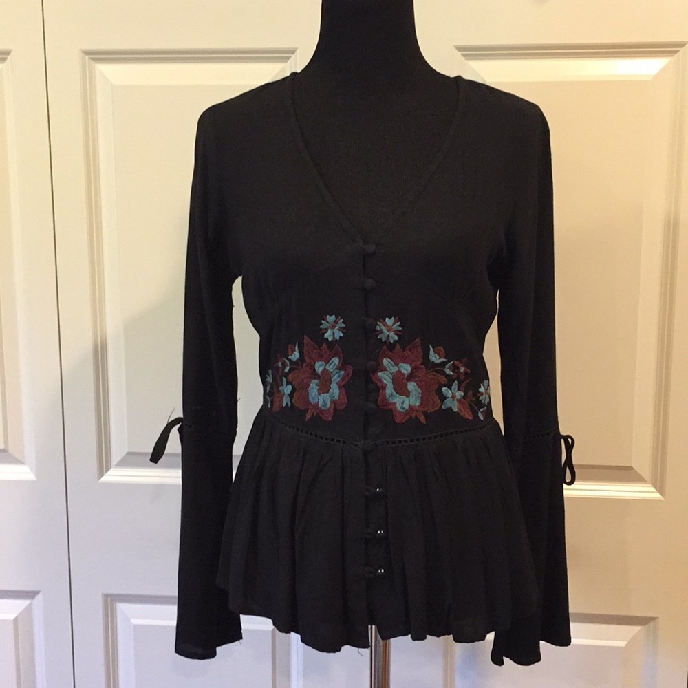 Embroidered long sleeved top with great detailing